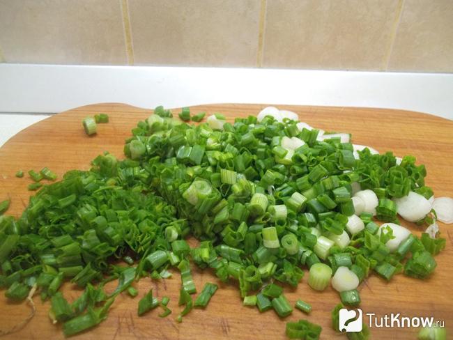 окрошка на бульоне с курицей и сметаной. 1560791679 7. окрошка на бульоне с курицей и сметаной фото. окрошка на бульоне с курицей и сметаной-1560791679 7. картинка окрошка на бульоне с курицей и сметаной. картинка 1560791679 7. В летнюю жару хочется чего-нибудь легкого, освежающего и окрошка как раз такое блюдо. Традиционно этот холодный суп готовится на квасе или сыворотке, я предпочитаю больше куриный бульон.