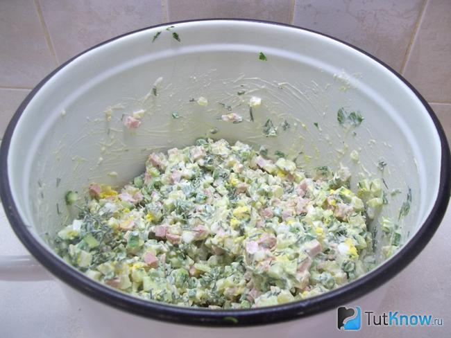 окрошка на бульоне с курицей и сметаной. 1560791698 14. окрошка на бульоне с курицей и сметаной фото. окрошка на бульоне с курицей и сметаной-1560791698 14. картинка окрошка на бульоне с курицей и сметаной. картинка 1560791698 14. В летнюю жару хочется чего-нибудь легкого, освежающего и окрошка как раз такое блюдо. Традиционно этот холодный суп готовится на квасе или сыворотке, я предпочитаю больше куриный бульон.