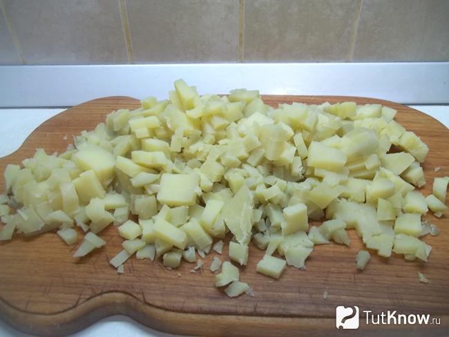 окрошка на бульоне с курицей и сметаной. 1560791719 3. окрошка на бульоне с курицей и сметаной фото. окрошка на бульоне с курицей и сметаной-1560791719 3. картинка окрошка на бульоне с курицей и сметаной. картинка 1560791719 3. В летнюю жару хочется чего-нибудь легкого, освежающего и окрошка как раз такое блюдо. Традиционно этот холодный суп готовится на квасе или сыворотке, я предпочитаю больше куриный бульон.