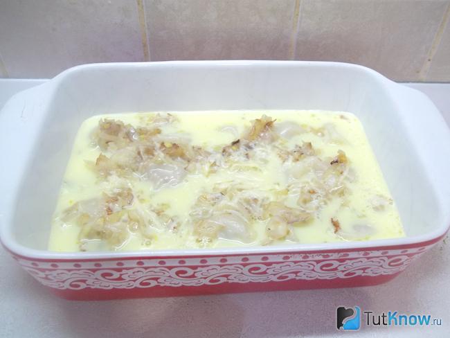 Пельмени залиты молочным соусом