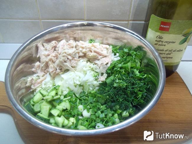 Готовый зеленый салат с отварной курицей