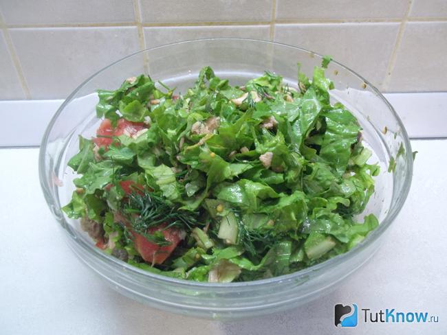 Готовый салат с овощами и копченой скумбрией