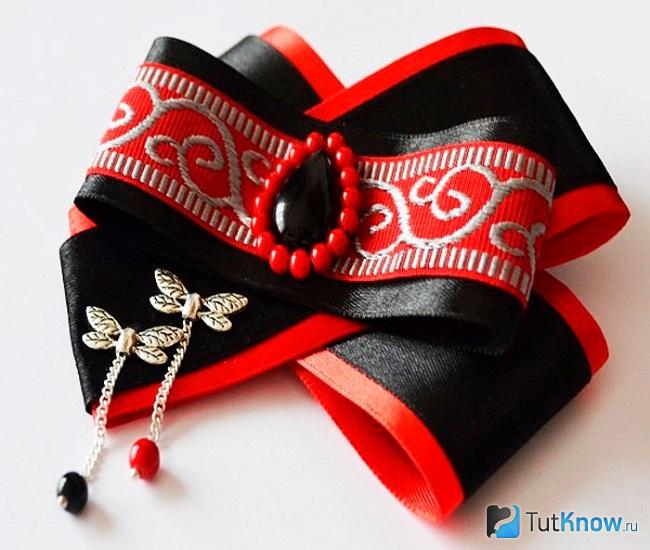Брошь из атласных лент