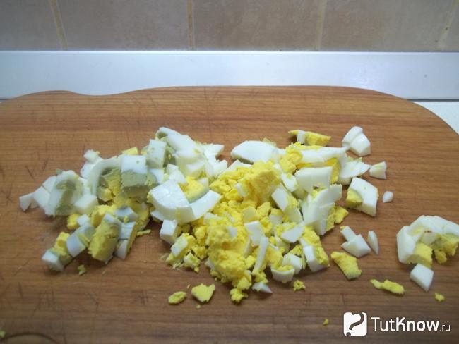 Яйца отварены, очищены и нарезаны
