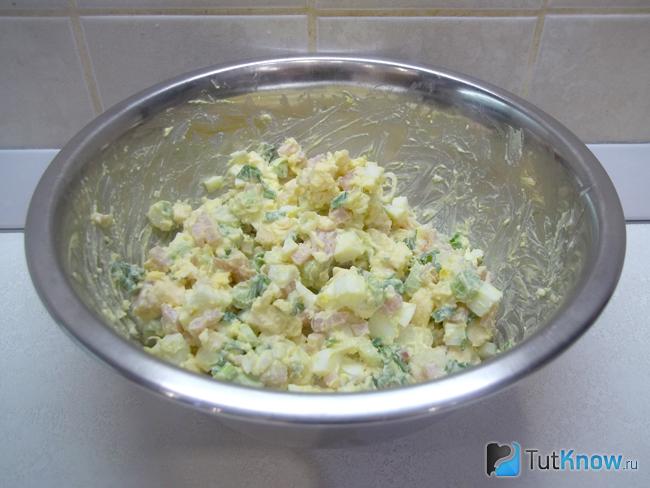 Готовый салат из ветчины, яиц и плавленого сыра