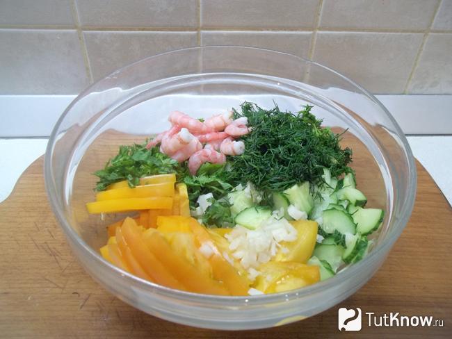 Продукты сложены в миску
