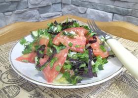 Диетический свежий овощной салат из летних овощей