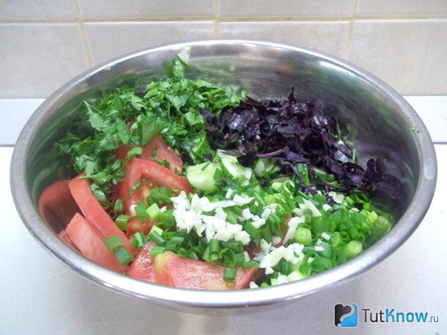 Продукты сложены в миску