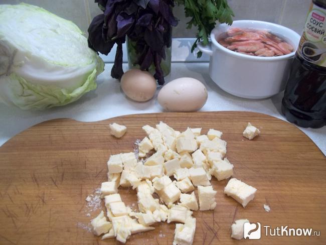 Сыр нарезан кусочками