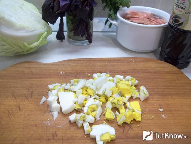 Яйца нарезаны кусочками