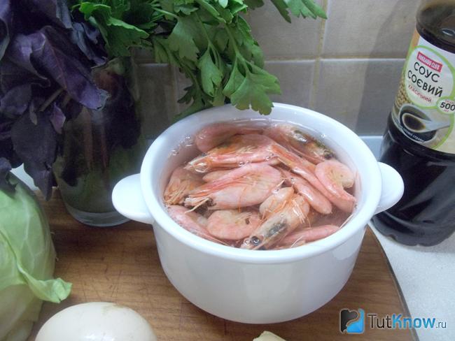 Креветки залиты водой
