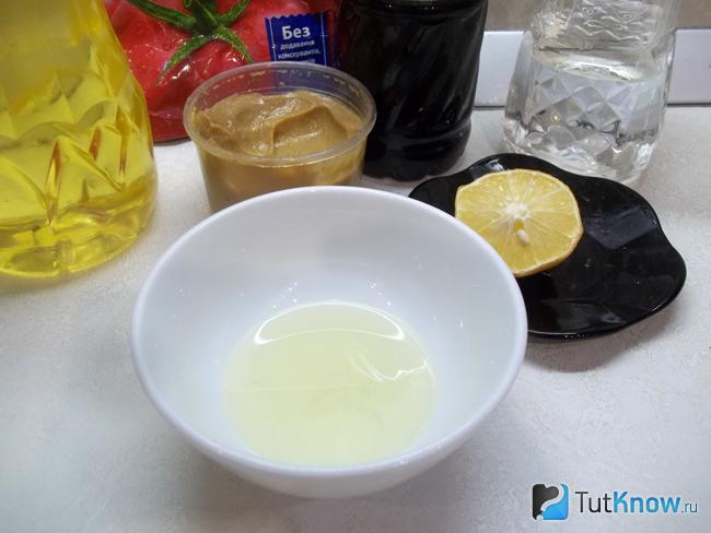 Растительное масло соединено с уксусом