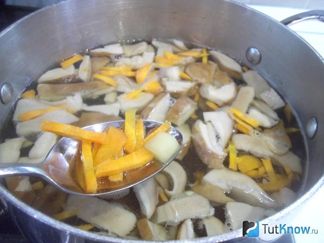 Картофель и морковь отправлены в бульон