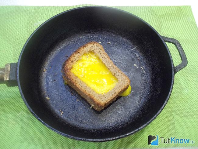 Яйцо вылито в середину хлеба