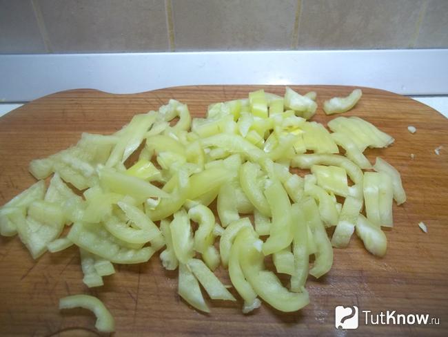 Перец нарезан соломкой
