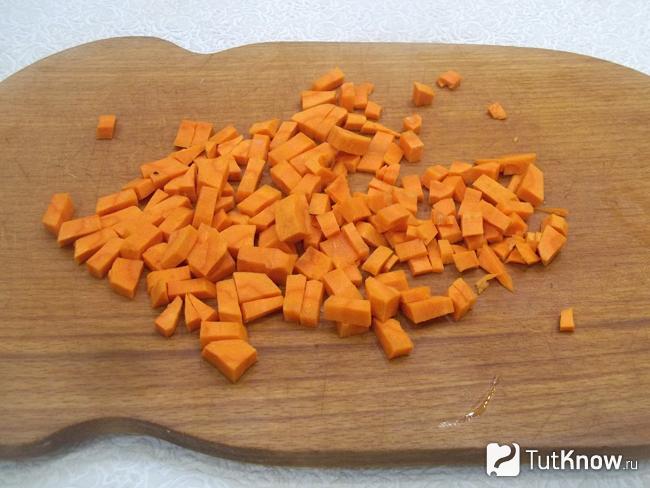 Морковь нарезана кубиками