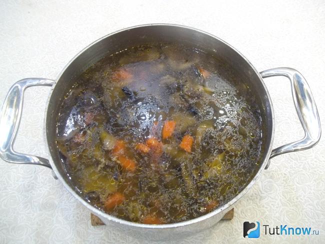 Готовый постный грибной суп с овощами