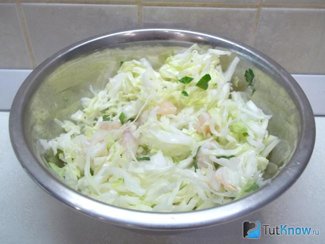 Готовый капустный салат с красной рыбой