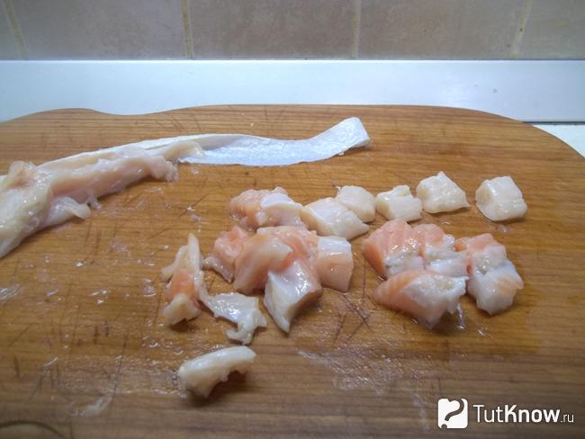 Рыба нарезана кусочками