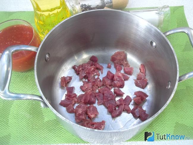 Мясо нарезано кусочками