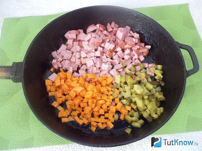 Морковь, огурцы и морковь жарятся в сковороде