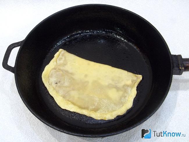 Чебуреки с мясом жарятся в сковороде
