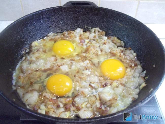 В сковороду вылиты яйца