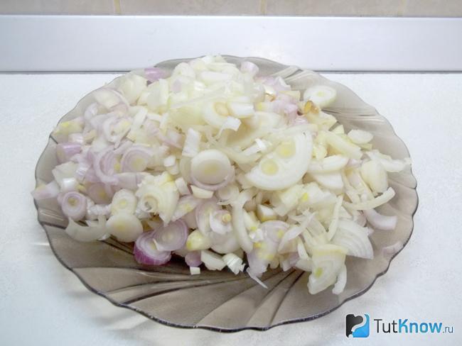 Репчатый лук нашинкован