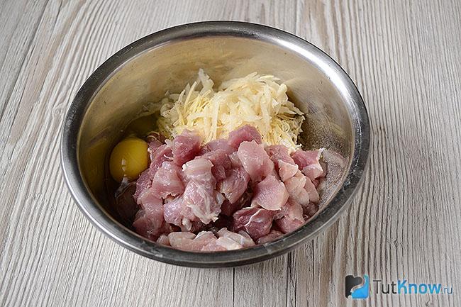 Ингредиенты для рубленых котлет с картофелем в мисочке