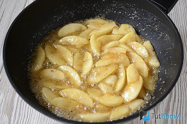 Карамелизированные яблоки на сковороде