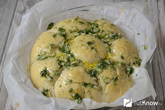 Булочки с зеленью и чесноком, смазанные желтком