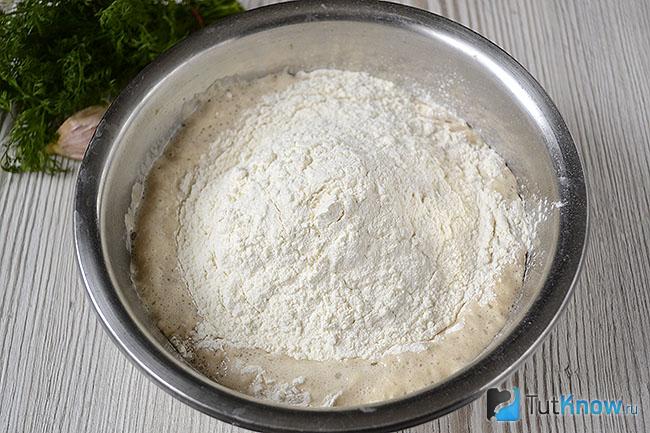 Добавление муки к опаре