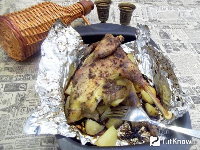 Готовый цыпленок с картофелем в духовке
