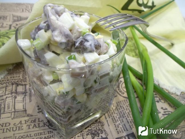 Готовый салат с маринованными грибами, плавленым сыром, яйцами, зеленым луком и майонезом