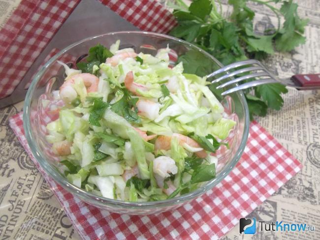 Готовый салат с капустой, креветками и зеленью