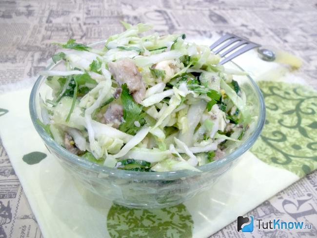Готовый зеленый салат с плавленым сыром и рыбными консервами