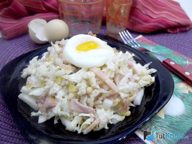 Готовый салат с пекинской капустой, копченостями, кукурузой и яйцом-пашот