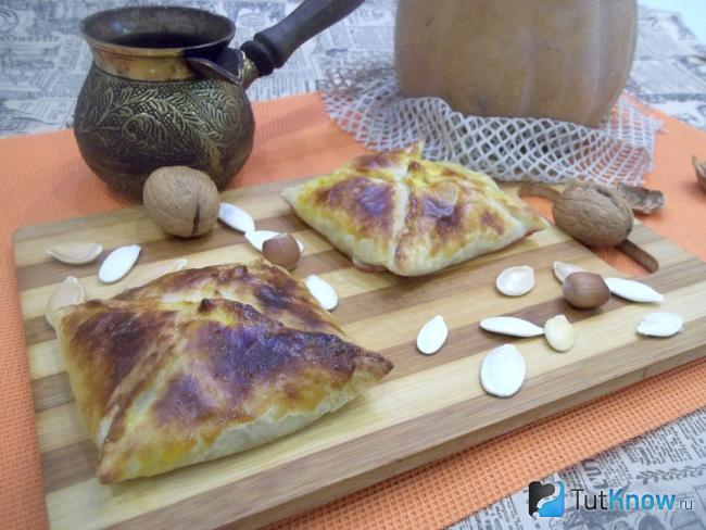 Готовые слойки из готового теста с тыквой, яблоками, медом и пряностями