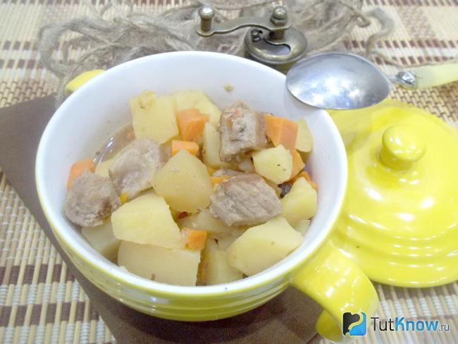 Готовая телятина с картофелем и морковью в специях с аджикой