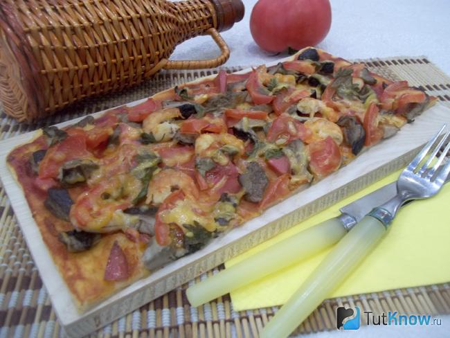 Готовая пицца из слоено-дрожжевого теста с маринованными грибами, креветками, помидорами и сыром