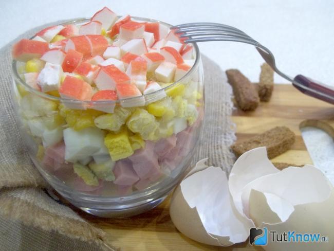 Готовый салат в стакане с крабами и колбасой