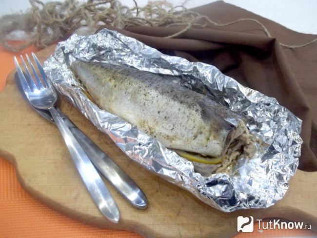Готовая скумбрия в фольге на паровой бане