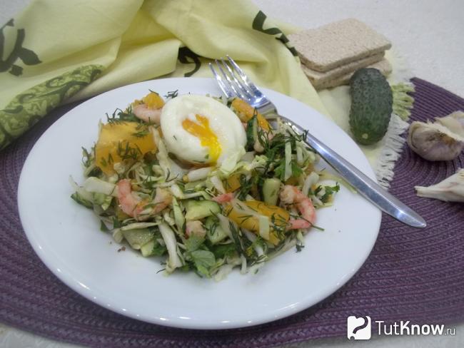 Готовый салат с капустой, помидорами, креветками и яйцом-пашот