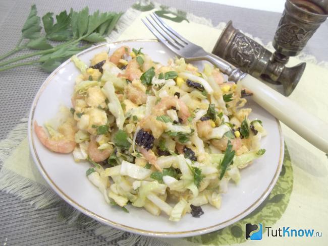 Готовый салат с креветками, капустой, сыром и яйцами