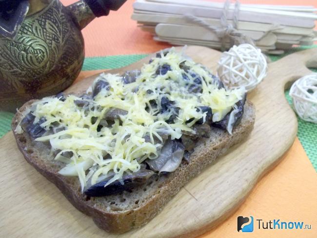 Готовый сендвич с грибами и сыром