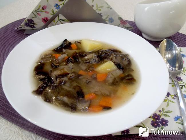 Готовый постный грибной суп с овощами