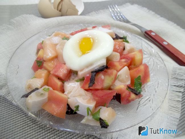 Готовый салат с красной рыбой, помидорами и яйцом-пашот