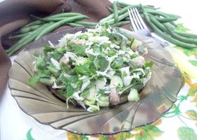 Средиземноморский зеленый салат со спаржевой фасолью и сардиной