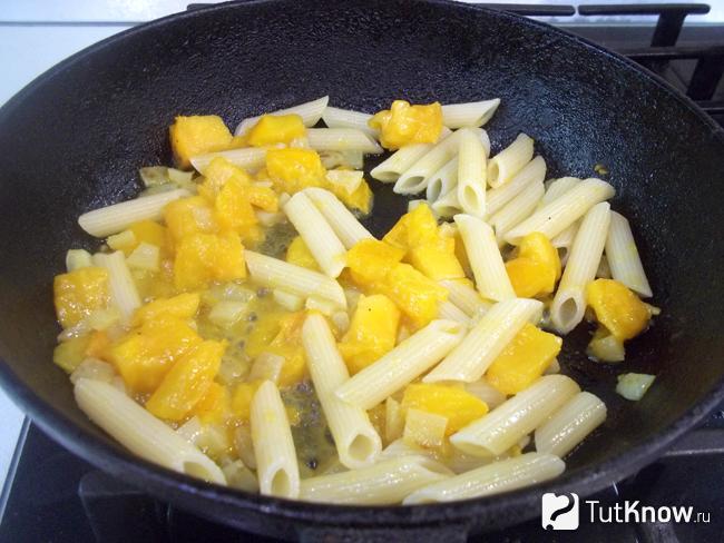 омлет с макаронами на сковороде пошаговый рецепт. 1562095644 11. омлет с макаронами на сковороде пошаговый рецепт фото. омлет с макаронами на сковороде пошаговый рецепт-1562095644 11. картинка омлет с макаронами на сковороде пошаговый рецепт. картинка 1562095644 11. Что вы делаете с макаронами, оставшимися от ужина? Повторно разогреваете, жарите с яйцом, фаршем, дополняете тертым сыром?