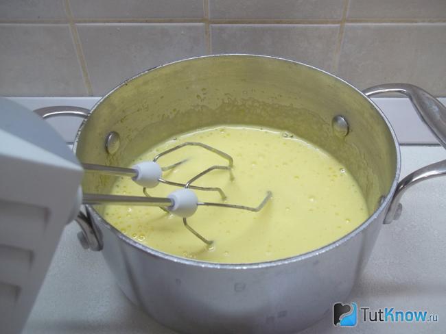 Яйца с сахаром взбиты